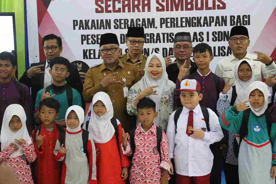 Pemko Tanjungpinang Bagikan Seragam Gratis untuk Ribuan Siswa SD–SMP