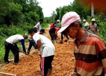 Camat dan Warga Goro Perbaikan Akses Jalan di Kecamatan Singkep Selatan