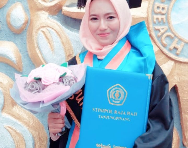 Anggun Putri Ayu Resmi Menyandang Gelar Sarjana