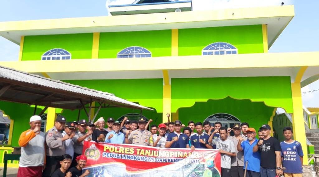 Polres Tanjungpinang Melaksanakan Program Gotong Royong Minggu Bersih
