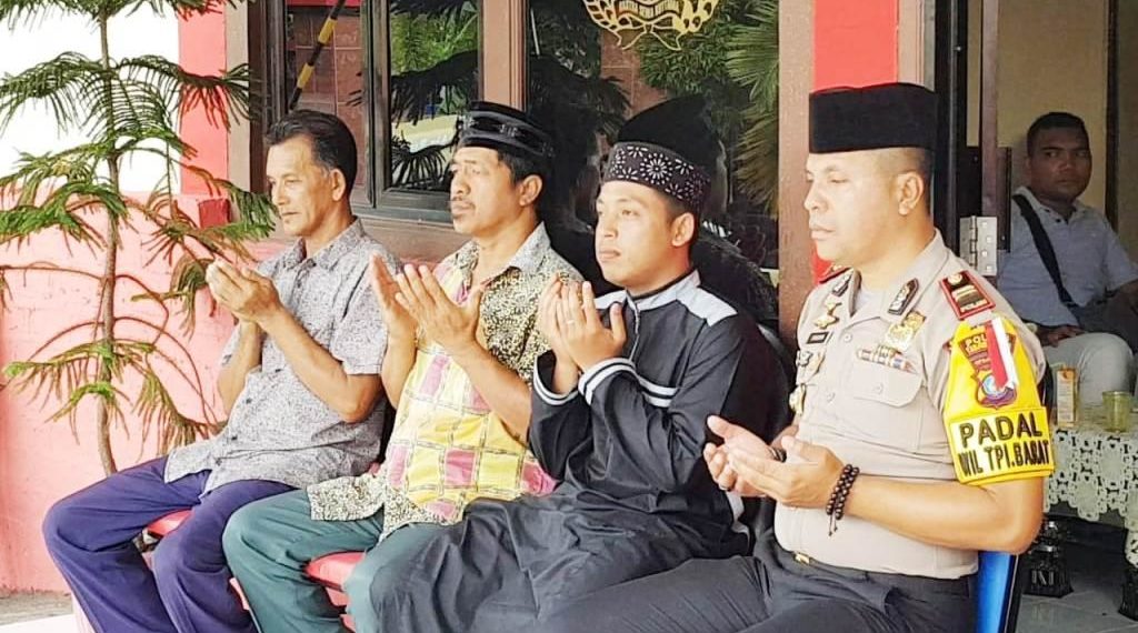 Polsek Tanjungpinang Barat , Melaksanakan Kegiatan Jum’at Sedekah dengan Masyarakat