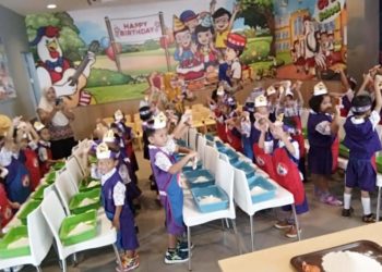 Praktik Langsung Tepung Party di KFC Batu IX Kembangkan Motorik Sensorik Siswa TK Ekadyasa