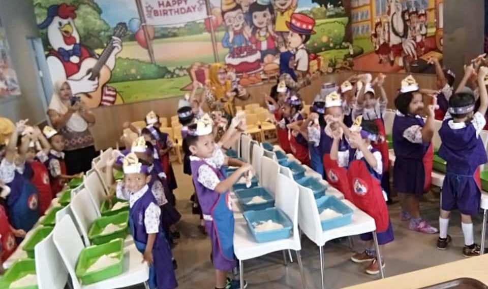 Praktik Langsung Tepung Party di KFC Batu IX Kembangkan Motorik Sensorik Siswa TK Ekadyasa