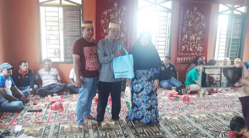 FPSS  Gelar Goro dan Bagi Sembako di Rumah Adat Bugis-Makasar Senggarang