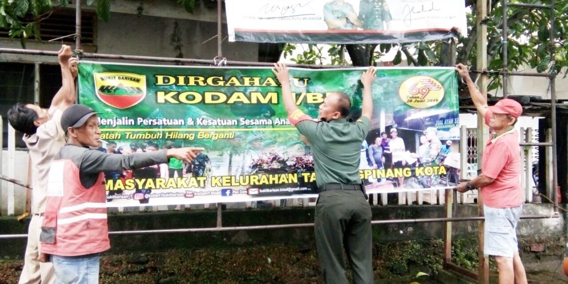 HUT Kodam I/BB Ke-69 :  Warga dan Bhabinsa Koramil 01/0315 Bintan, Sosialisasikan Agenda Baksos dan Pasang Spanduk Serentak