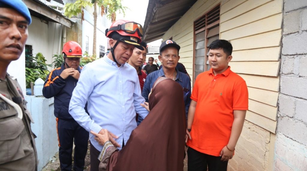 Syahrul Temui Langsung Korban Kebakaran Pohon Kayu Are di Tanjung Unggat