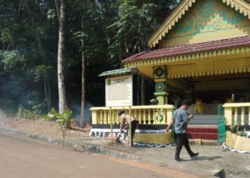 Menyambut HUT RI ke-74: “Mengenang Jasa Leluhur, Forum Pemuda Sulawesi Selatan (FPSS) Bersih-Bersih Makam”