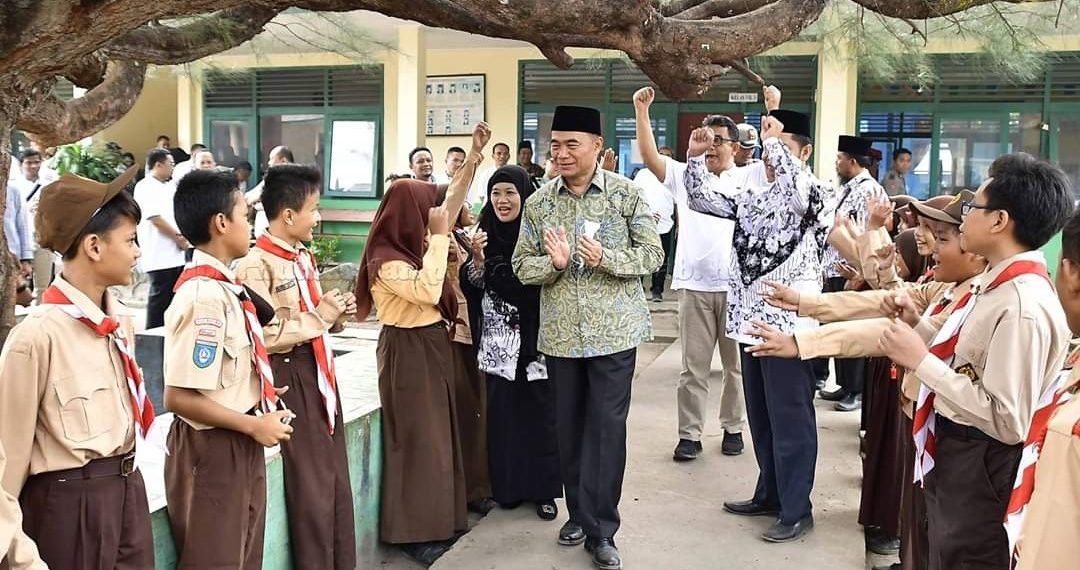 Siswa Kabupaten Natuna Sambut Kedatangan Mendikbud RI