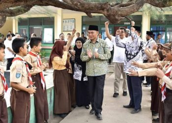 Siswa Kabupaten Natuna Sambut Kedatangan Mendikbud RI