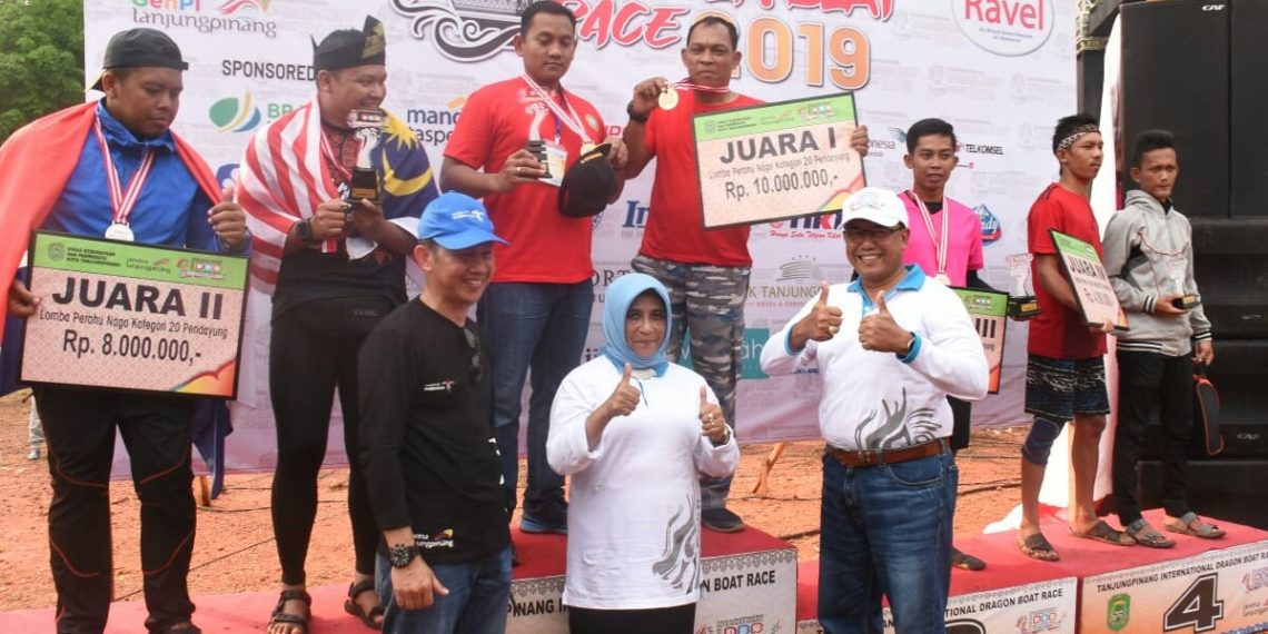 Tim Dayung Dragon Boat Lantamal IV Raih Juara Satu