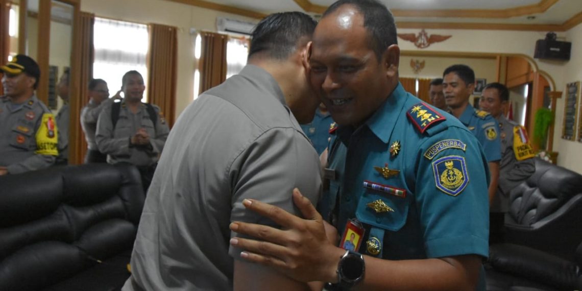 HUT TNI Ke-74, Kapolres Tanjungpinang Kunjungi Markas TNI dan Berikan Kejutan Kue Ulang Tahun