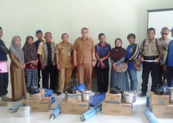 Penyaluran Bantuan kepada Korban Puting Beliung oleh Dinas Sosial Kabupaten Bintan Bersama Tagana
