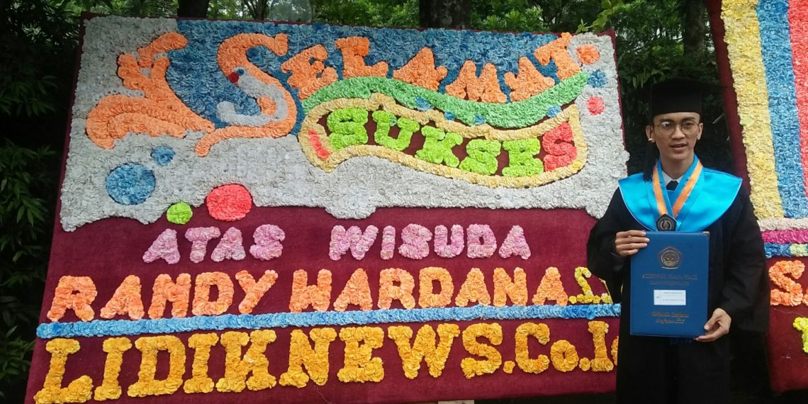Selamat, Pemimpin Redaksi LIDIKNUSANTARA.COM Berhasil Sandang Gelar S.Sos