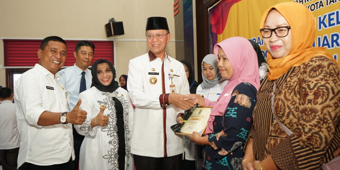 Syahrul – Rahma Serahkan KKS PKH dan Melepas KPM PKH Graduasi Mandiri