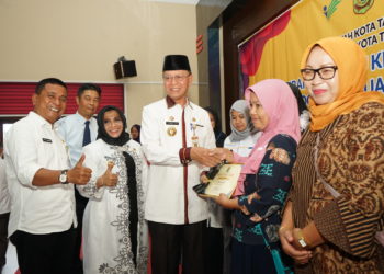 Syahrul – Rahma Serahkan KKS PKH dan Melepas KPM PKH Graduasi Mandiri