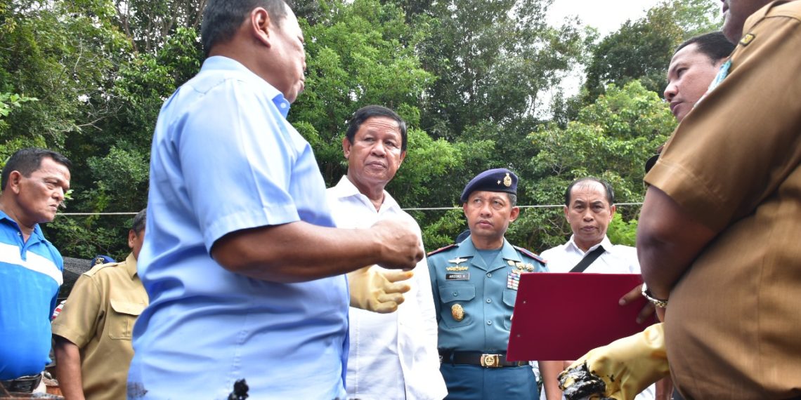 Danlantamal IV Tanjungpinang Bersama Plt Gubernur Provinsi Kepri Tinjau Limbah Minyak Hitam di Lagoi