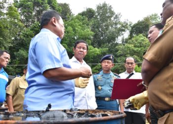 Danlantamal IV Tanjungpinang Bersama Plt Gubernur Provinsi Kepri Tinjau Limbah Minyak Hitam di Lagoi