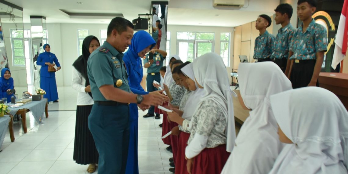 Danlantamal IV Berikan Beasiswa Kepada Pelajar Berprestasi