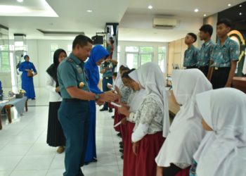 Danlantamal IV Berikan Beasiswa Kepada Pelajar Berprestasi