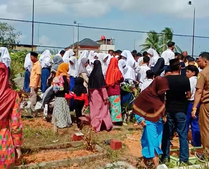 Haru dan Kesedihan serta Do’a Menghantarkan Haikal Sayyidina Fatra bin Doni Korban Tenggelam di Pantai Trikora Saat Dimakamkan