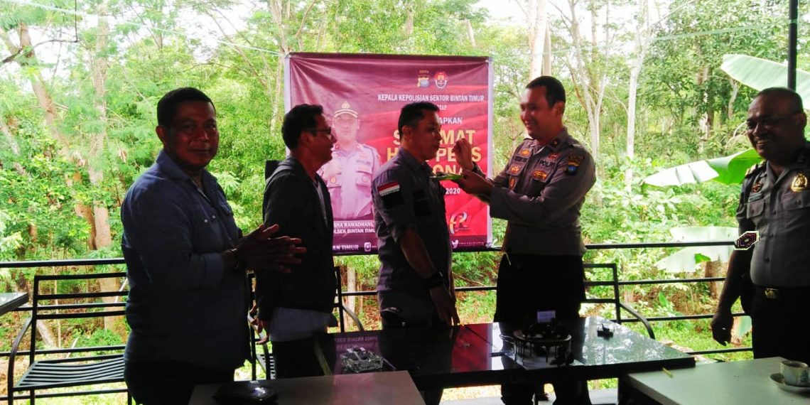 HUT HPN ke 74 Pemred LIDIKNEWS. CO.ID Kaget dapat Ucapan Selamat Ulang Tahun dari Kapolsek Bintim dan Jajaran