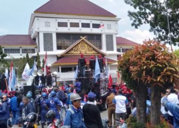 Gedung Pemko Batam jadi Tempat Aksi Demo Ribuan Buruh