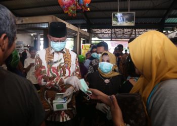 Syahrul-Rahma Berbagi Masker untuk Warga di Pasar