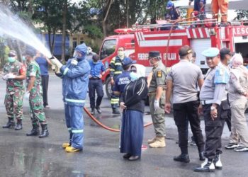 Damkar Semprot Disinfektan di Jalan Protokol dan Fasilitas Umum