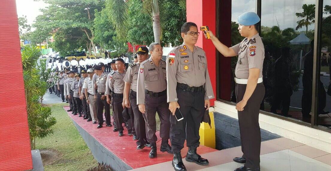 Personel Polda Kepri Jalani Pemeriksaan Suhu Tubuh