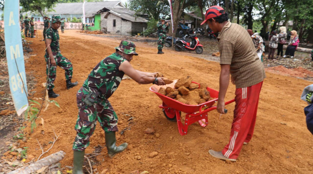 Semangat kebersamaan Masyarakat dan Satgas TMMD Kodim 0315/Bintan Berbaur Jadi Satu
