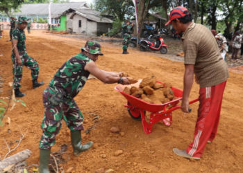 Semangat kebersamaan Masyarakat dan Satgas TMMD Kodim 0315/Bintan Berbaur Jadi Satu