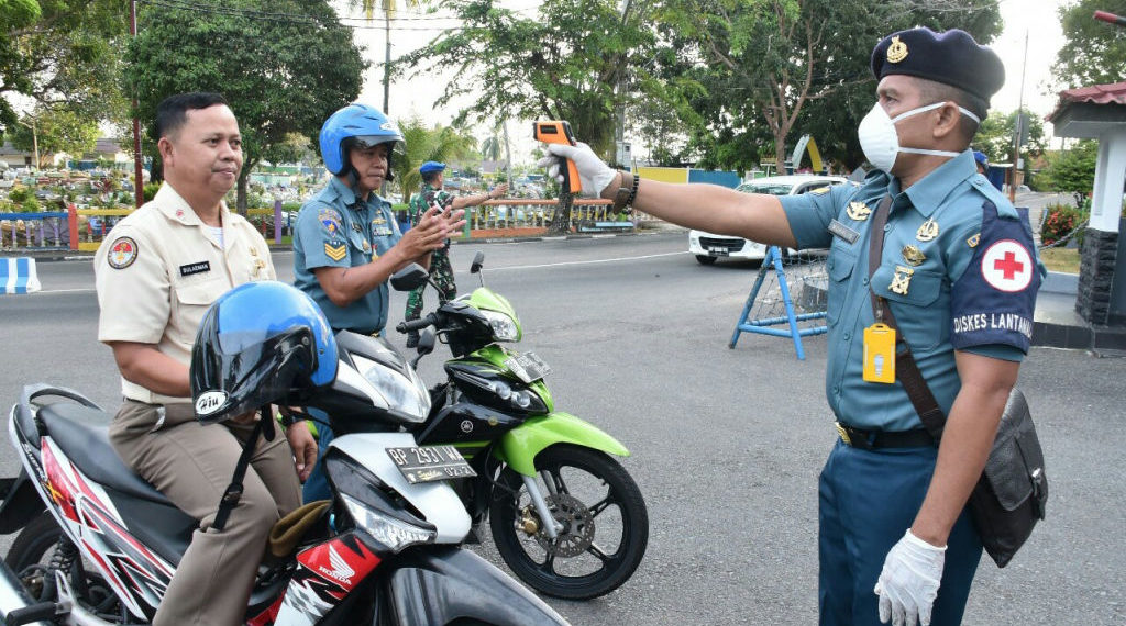Deteksi Dini Covid-19, Diskes Lantamal IV Periksa Suhu Tubuh