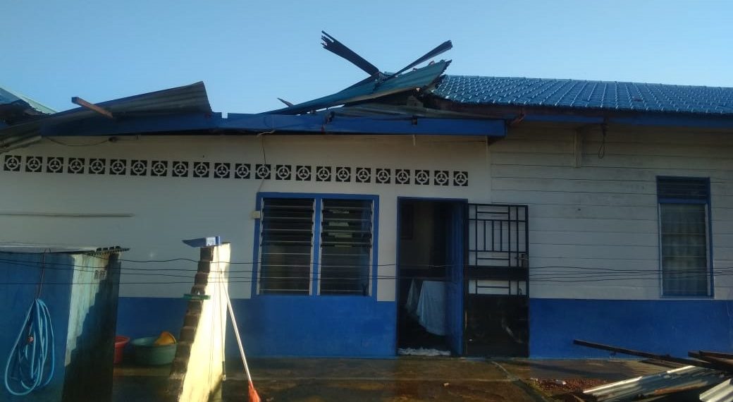 Puting Beliung Rusaki Atap Rumah Warga Kijang Kota