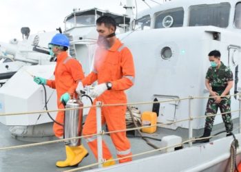 KRI dan KAL Jajaran Lantamal IV Lakukan Penyemprotan Cairan Disinfektan