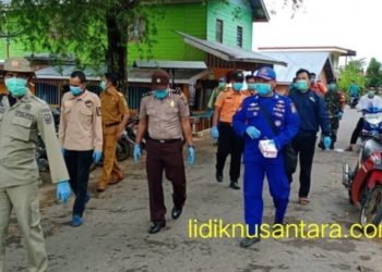 Cegah Covid-19 Aparatur Kecamatan Selayar Bersama KKB 3001 Gelar Penyemprotan Disinfektan