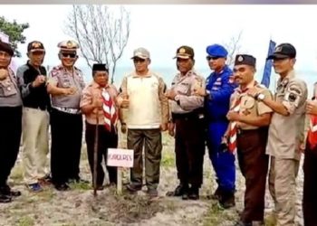 “Peringati Hari Lingkungan Hidup”, Bupati Lingga Bersama TNI-Polri dan Masyarakat Tanam Pohon Dipantai Wisata Napau