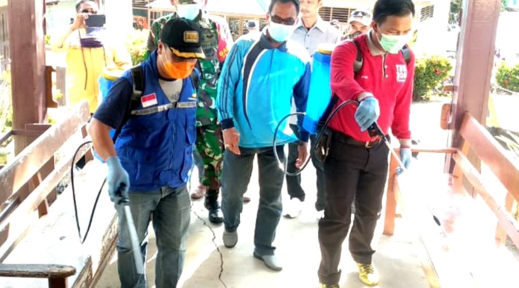 Didampingi Camat, Wabup Lingga Melaksanakan Penyemprotan Disinfektan di Empat Desa Kecamatan Selayar