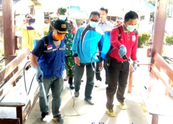Didampingi Camat, Wabup Lingga Melaksanakan Penyemprotan Disinfektan di Empat Desa Kecamatan Selayar