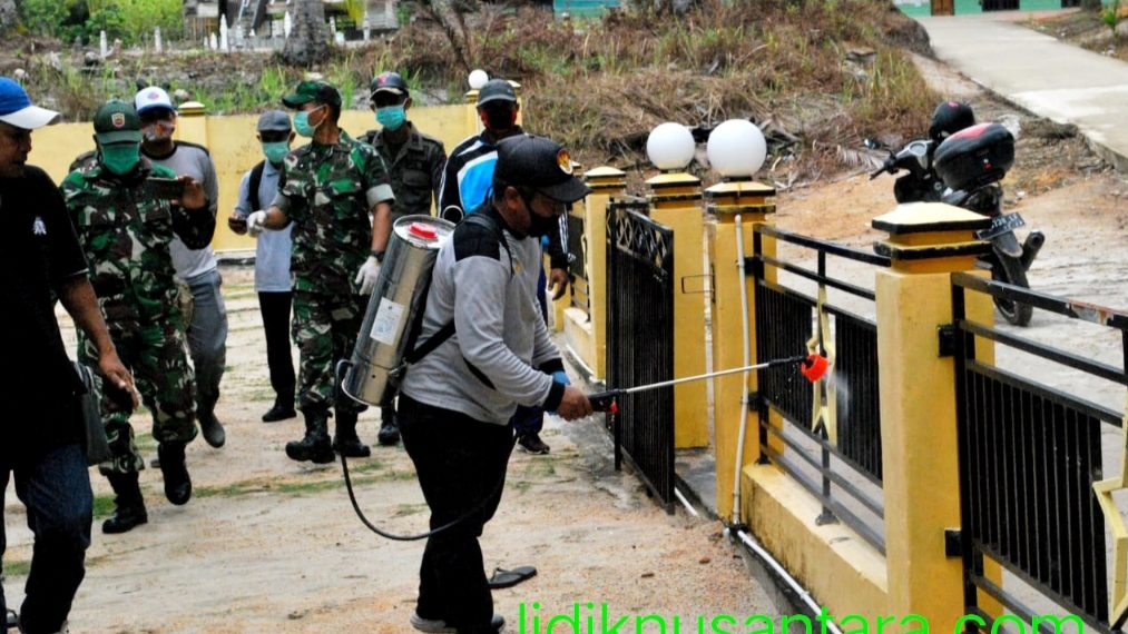 Upaya Pencegahan Covid-19, Wabup dan Camat Singsel Semprot Disinfektan di Empat Titik