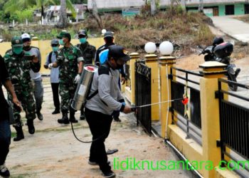 Upaya Pencegahan Covid-19, Wabup dan Camat Singsel Semprot Disinfektan di Empat Titik