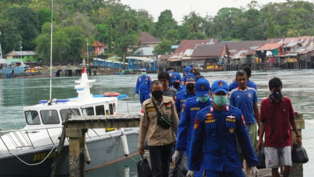 Dampak Covid-19 : Warga Pulau Lipan Selayar Terima Batsem Dirpolairud Polda Kepri