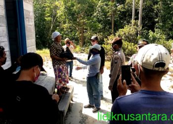 Dua Perusahaan Tambang Pasir  Bagi 300 Paket Sembako Kepada Warga