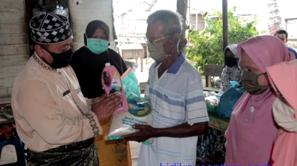 Wagub Lingga Nizar Serahkan 30 Paket Sembako dan 11 Amplop Zakat Kepada Warga