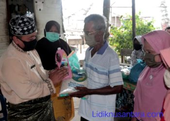 Wagub Lingga Nizar Serahkan 30 Paket Sembako dan 11 Amplop Zakat Kepada Warga