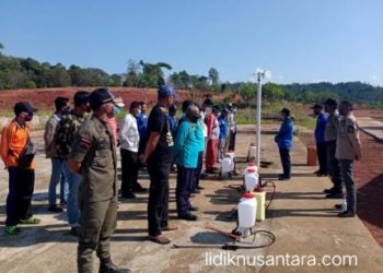 Kades Beserta Tim Relawan Desa Pentim Melakukan Penyemprotan Cairan Disinfektan
