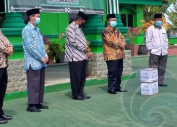 Kemenag Kepri dan BAZNAS Salurkan Zakat Rp 1,2 Miliar