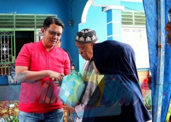 Bupati Bintan Serahkan 250 Paket Beras Bagi Warga Sei Nam