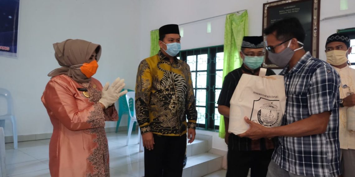 Pemko Tanjungpinang Berbagi Bingkisan Hari Raya pada Penerima DTKS