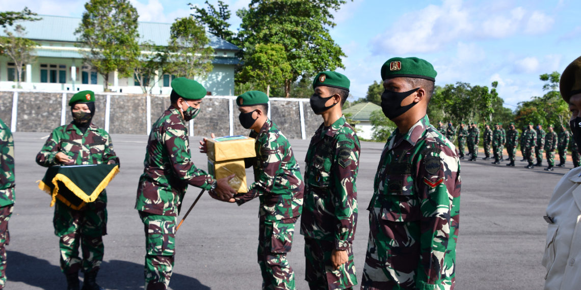 Prajurit dan PNS Menerima THR dari Danrem 033/WP Kol Inf Harnoto. Sos