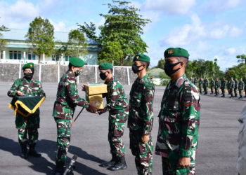 Prajurit dan PNS Menerima THR dari Danrem 033/WP Kol Inf Harnoto. Sos